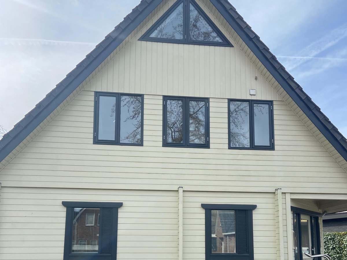 Geschilderde houten gevel van een chaletwoning
