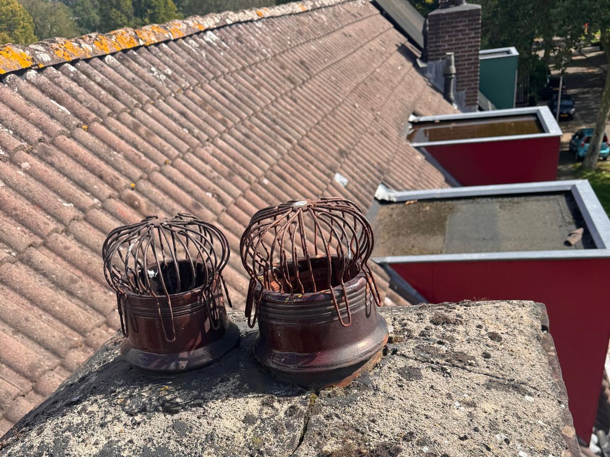 Schoorsteen voor het herstel, verweerd en gescheurd